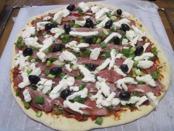 Pizza au jambon cru et tranches de bambou