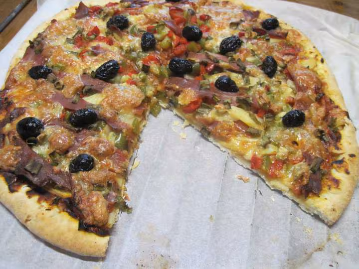 Pizza au jambon cru et tranches de bambou