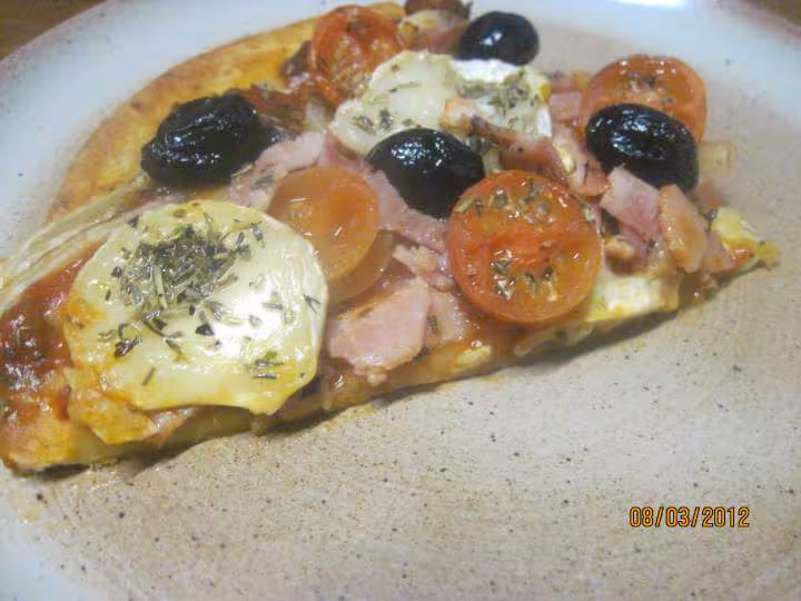 Pizza au jambon oignons au fromage de chevre