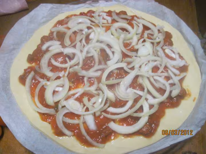 Pizza au jambon oignons au fromage de chevre