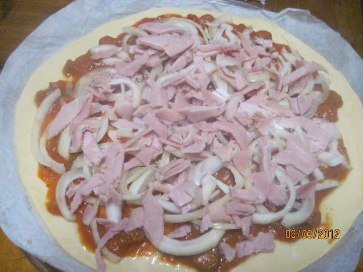 Pizza au jambon oignons au fromage de chevre