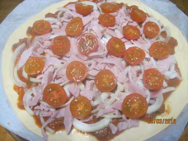 Pizza au jambon oignons au fromage de chevre