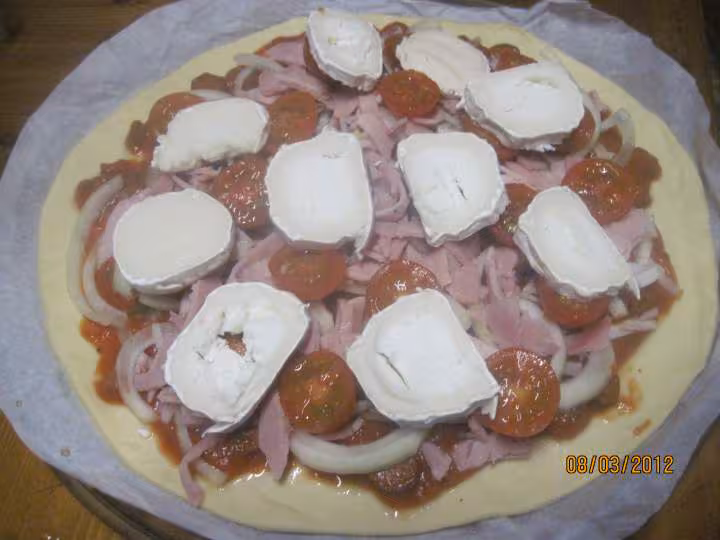 Pizza au jambon oignons au fromage de chevre