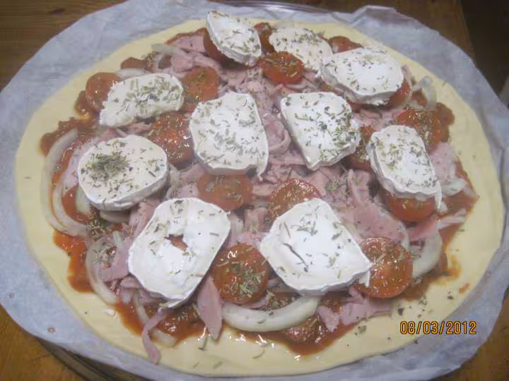 Pizza au jambon oignons au fromage de chevre