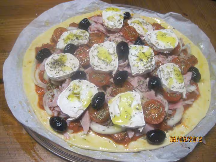 Pizza au jambon oignons au fromage de chevre