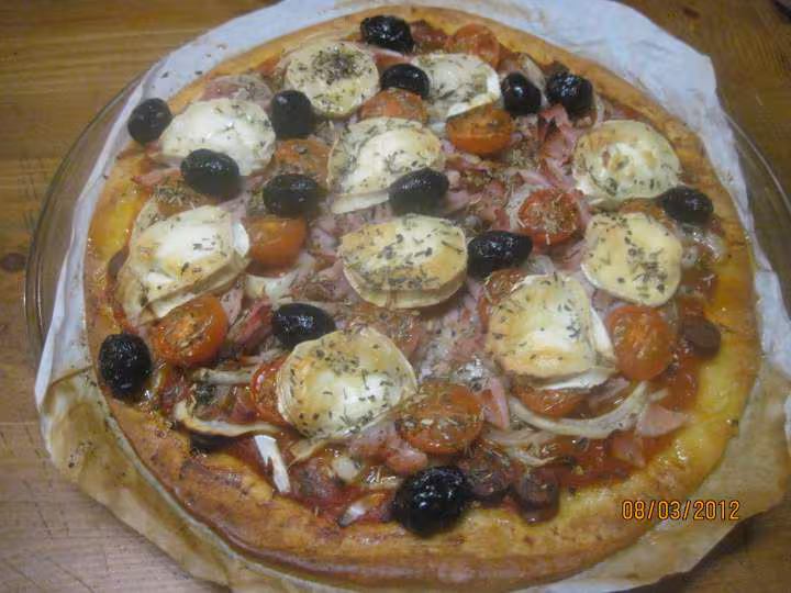 Pizza au jambon oignons au fromage de chevre