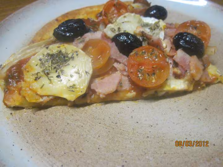 Pizza au jambon oignons au fromage de chevre