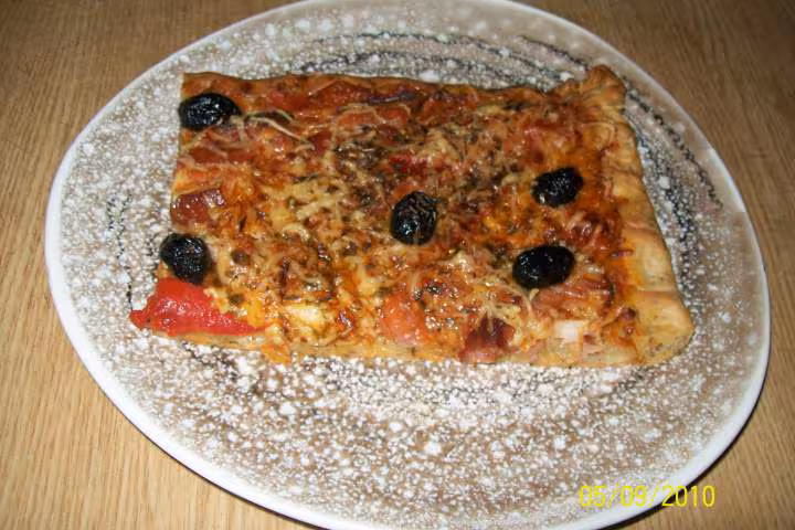 Pizza au poivron rouge et poitrine fume