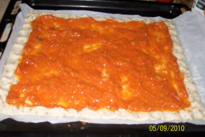 Pizza au poivron rouge et poitrine fume