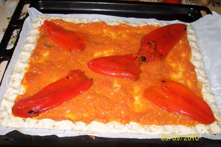 Pizza au poivron rouge et poitrine fume