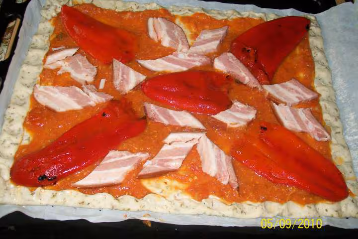 Pizza au poivron rouge et poitrine fume