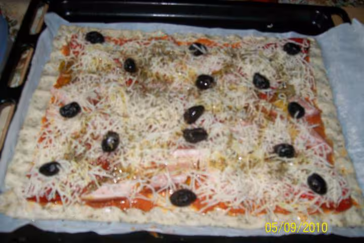 Pizza au poivron rouge et poitrine fume