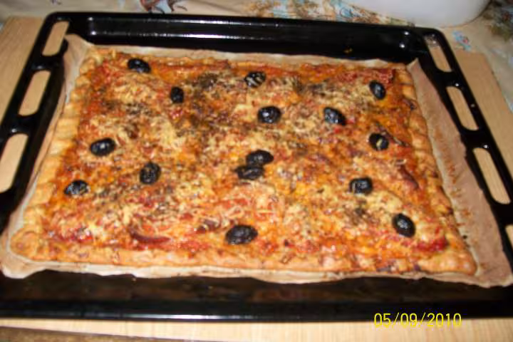 Pizza au poivron rouge et poitrine fume