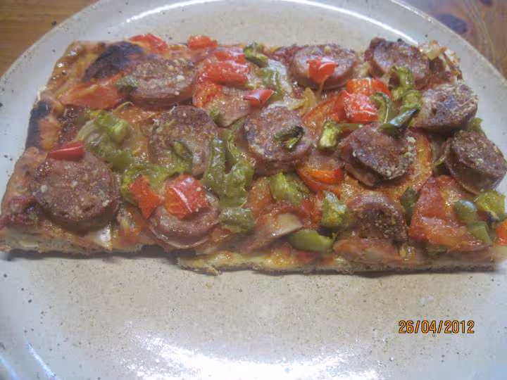 Pizza au saucisses de toulouse poivrons