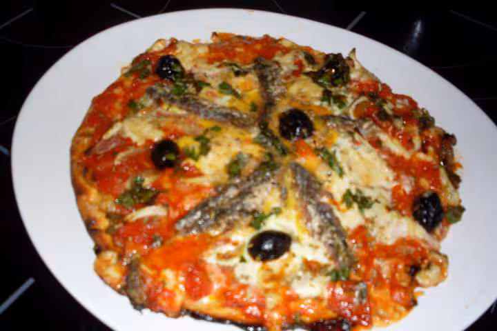 Pizza aux anchois feta photos