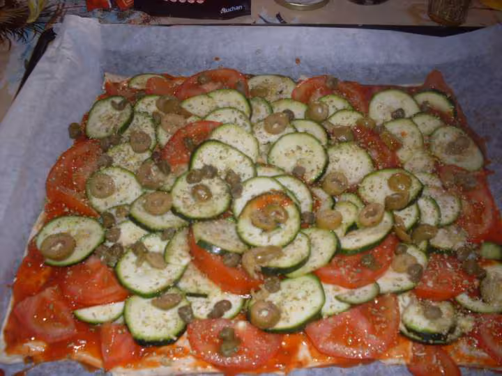 Pizza aux courgettes et des de chevre
