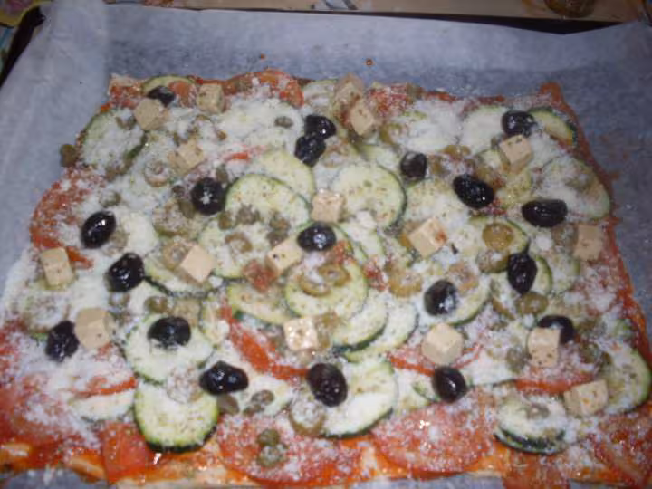 Pizza aux courgettes et des de chevre