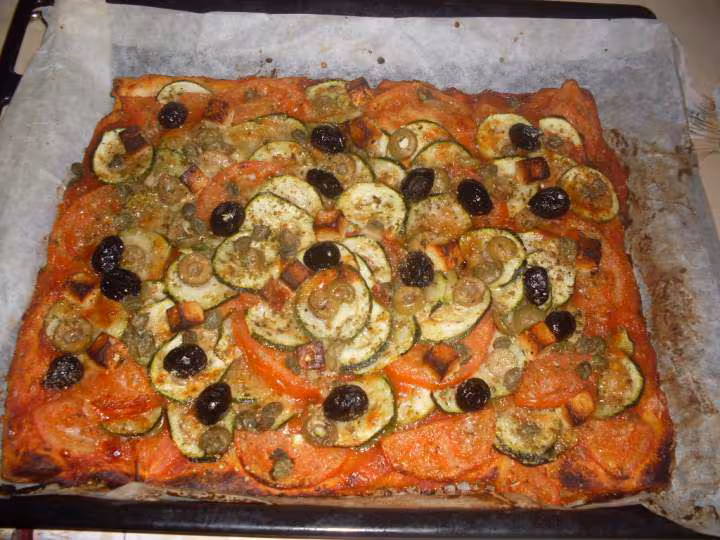 Pizza aux courgettes et des de chevre