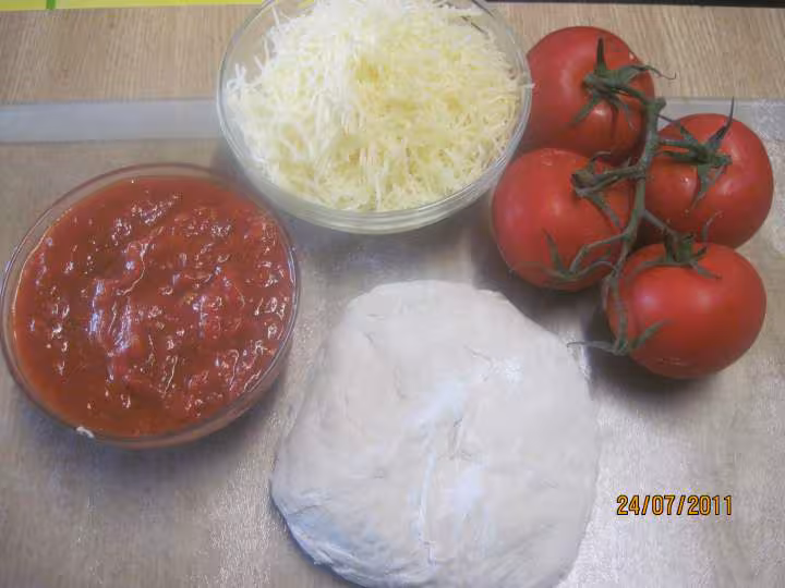 Pizza aux oignons et chorizo