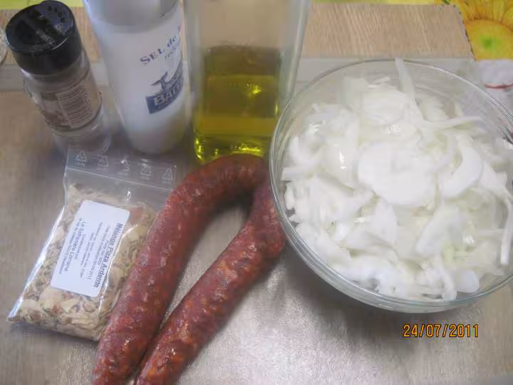 Pizza aux oignons et chorizo