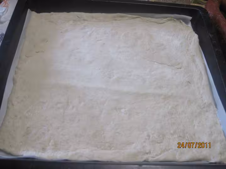 Pizza aux oignons et chorizo