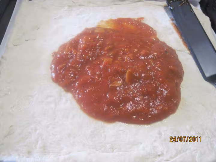 Pizza aux oignons et chorizo