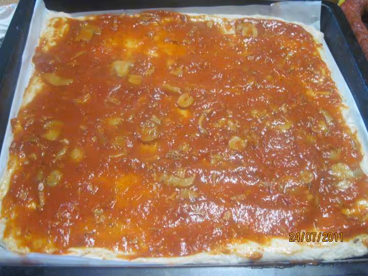 Pizza aux oignons et chorizo