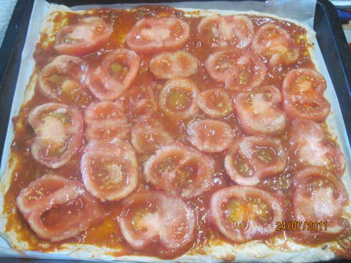 Pizza aux oignons et chorizo