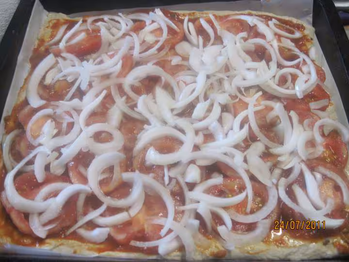 Pizza aux oignons et chorizo