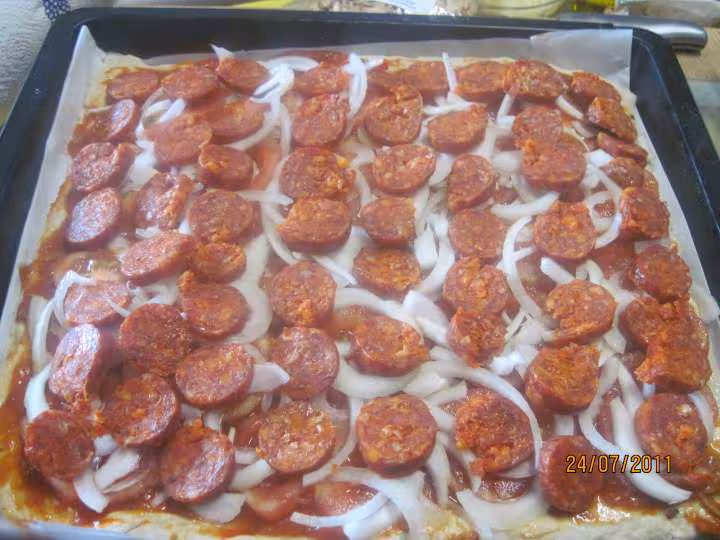Pizza aux oignons et chorizo