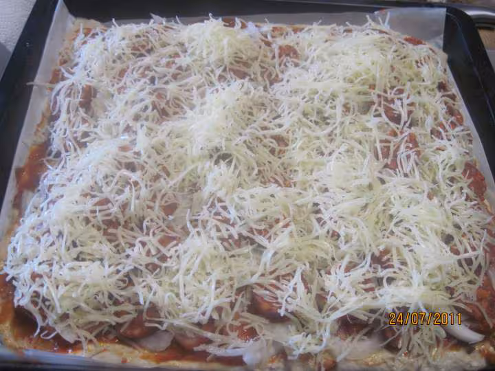 Pizza aux oignons et chorizo