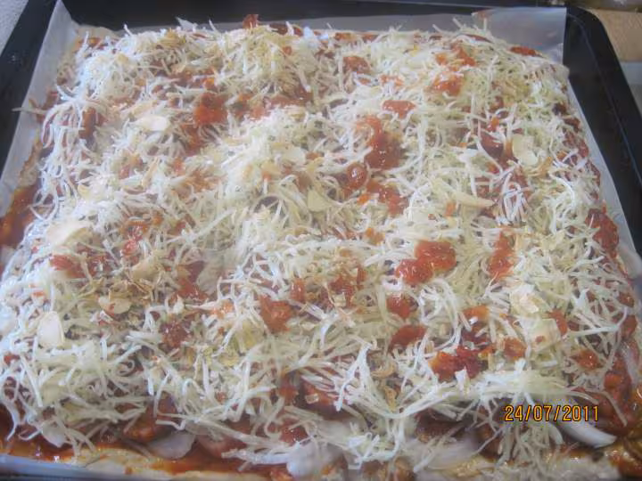 Pizza aux oignons et chorizo