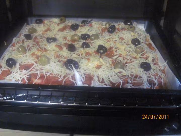 Pizza aux oignons et chorizo