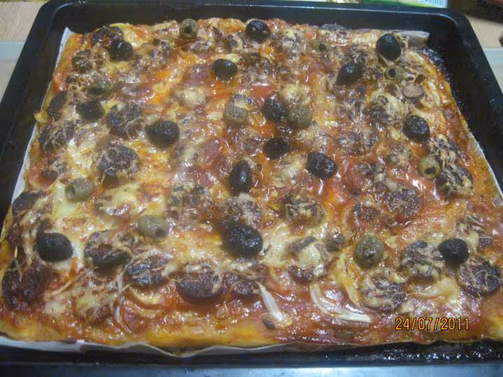 Pizza aux oignons et chorizo