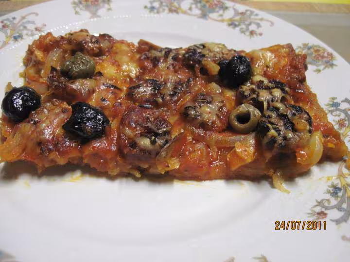 Pizza aux oignons et chorizo