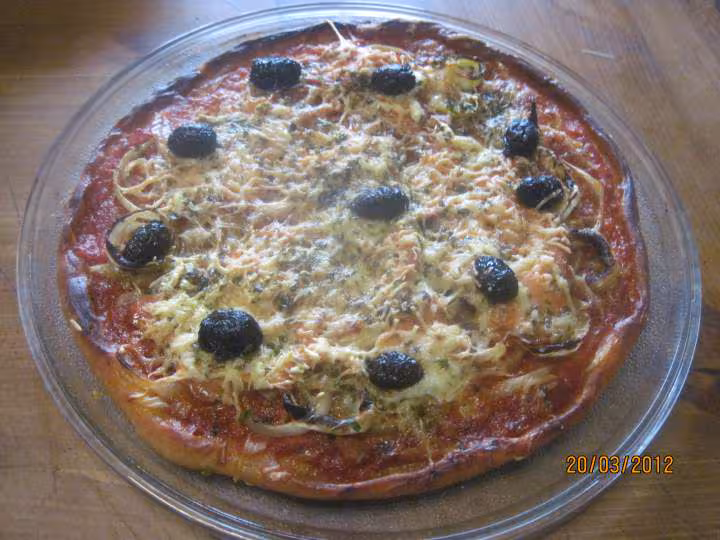 Pizza aux oignons et tranches de truite fumee