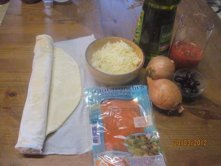 Pizza aux oignons et tranches de truite fumee