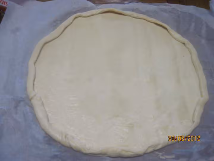 Pizza aux oignons et tranches de truite fumee