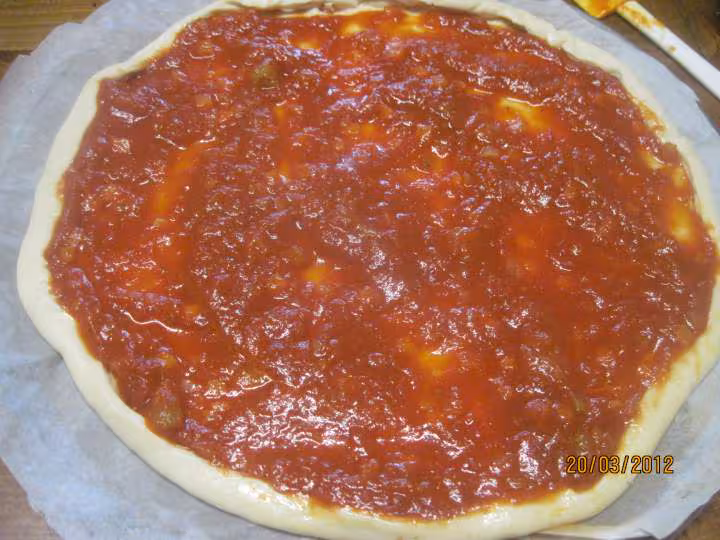 Pizza aux oignons et tranches de truite fumee