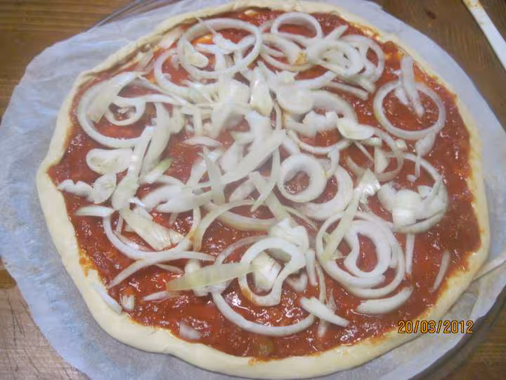 Pizza aux oignons et tranches de truite fumee