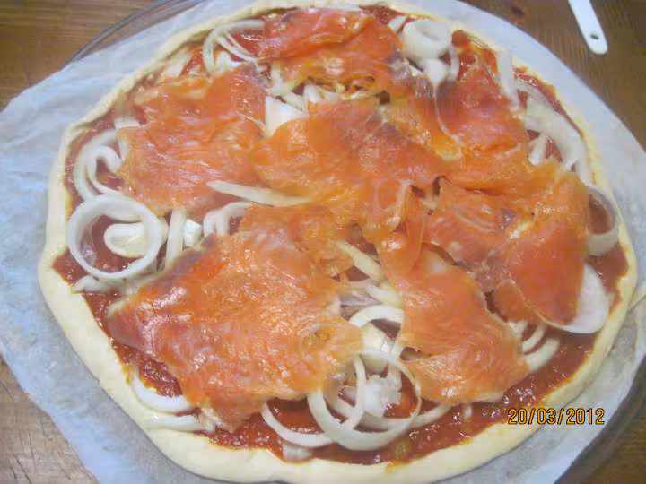 Pizza aux oignons et tranches de truite fumee