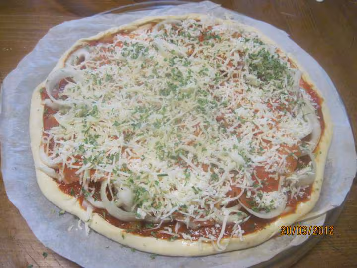 Pizza aux oignons et tranches de truite fumee