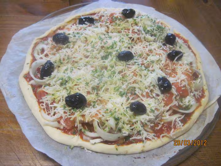 Pizza aux oignons et tranches de truite fumee