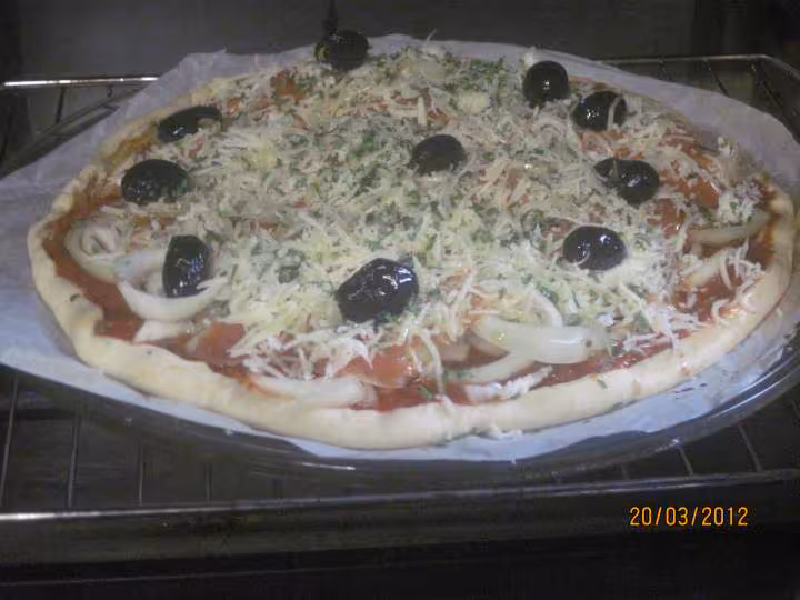 Pizza aux oignons et tranches de truite fumee