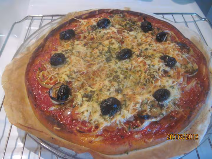 Pizza aux oignons et tranches de truite fumee