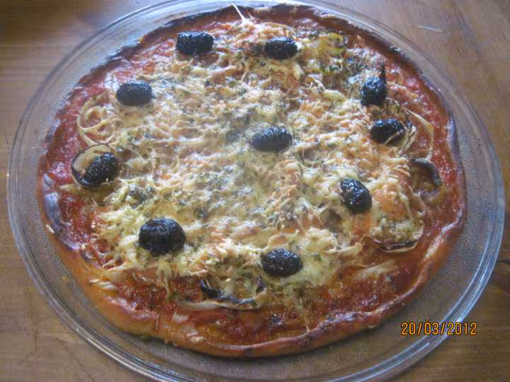 Pizza aux oignons et tranches de truite fumee