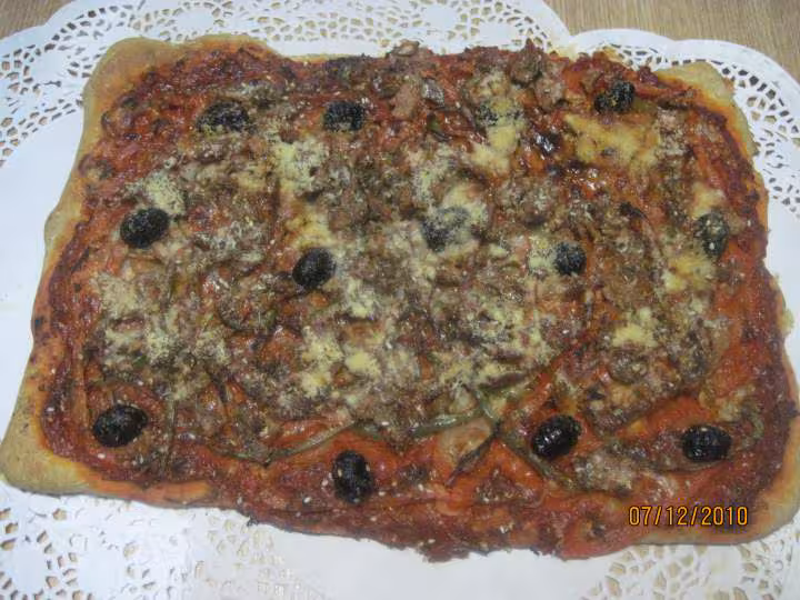 Pizza aux oignons poivrons thon et parmesan
