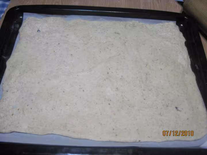 Pizza aux oignons poivrons thon et parmesan