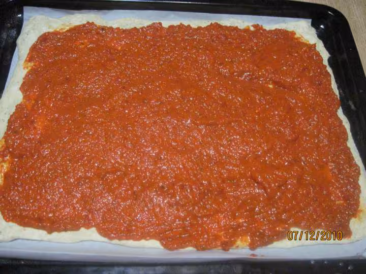 Pizza aux oignons poivrons thon et parmesan
