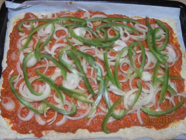 Pizza aux oignons poivrons thon et parmesan